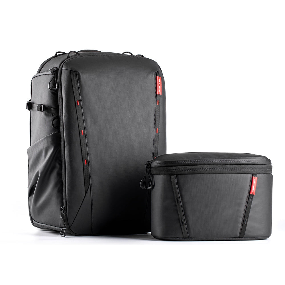 PGYTECH OneMo 2 de 25 litros en Space Black, junto al bolso interior de la familia OneMo.